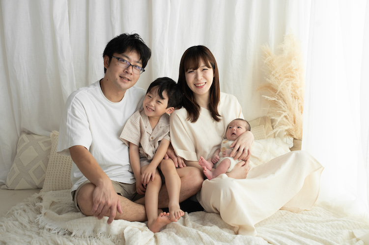 家族と赤ちゃんのライフスタイルニューボーンフォト｜大宮フォトスタジオ